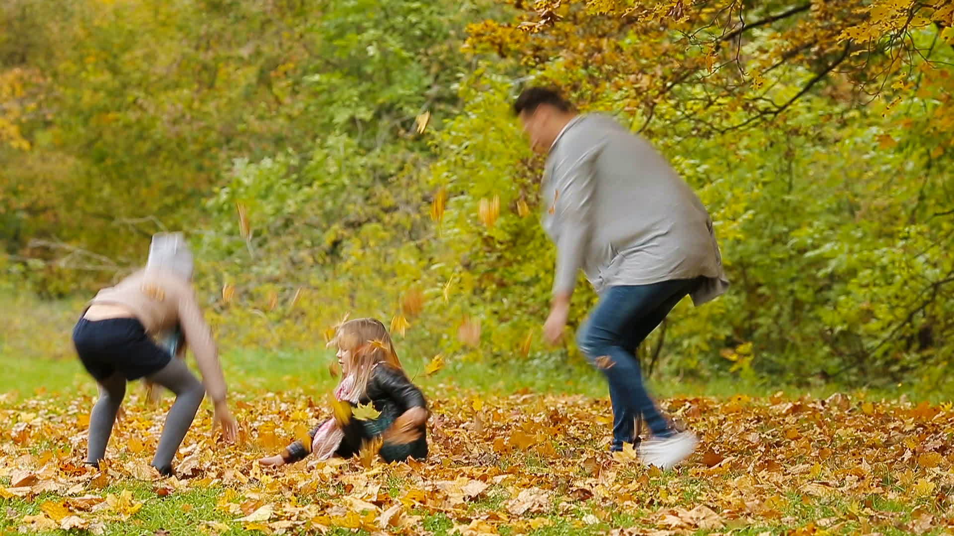 公园里幸福的家庭享受温暖的一天视频的预览图