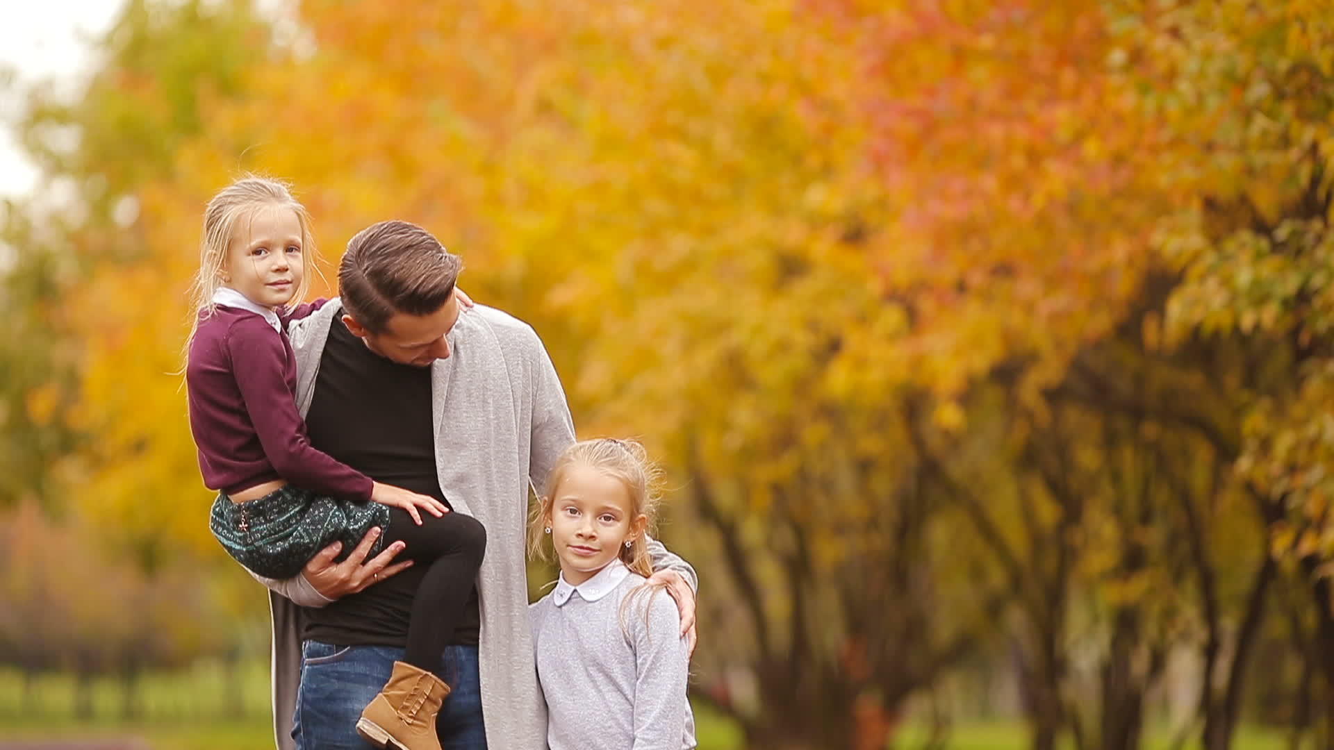 秋天公园幸福家庭肖像视频的预览图