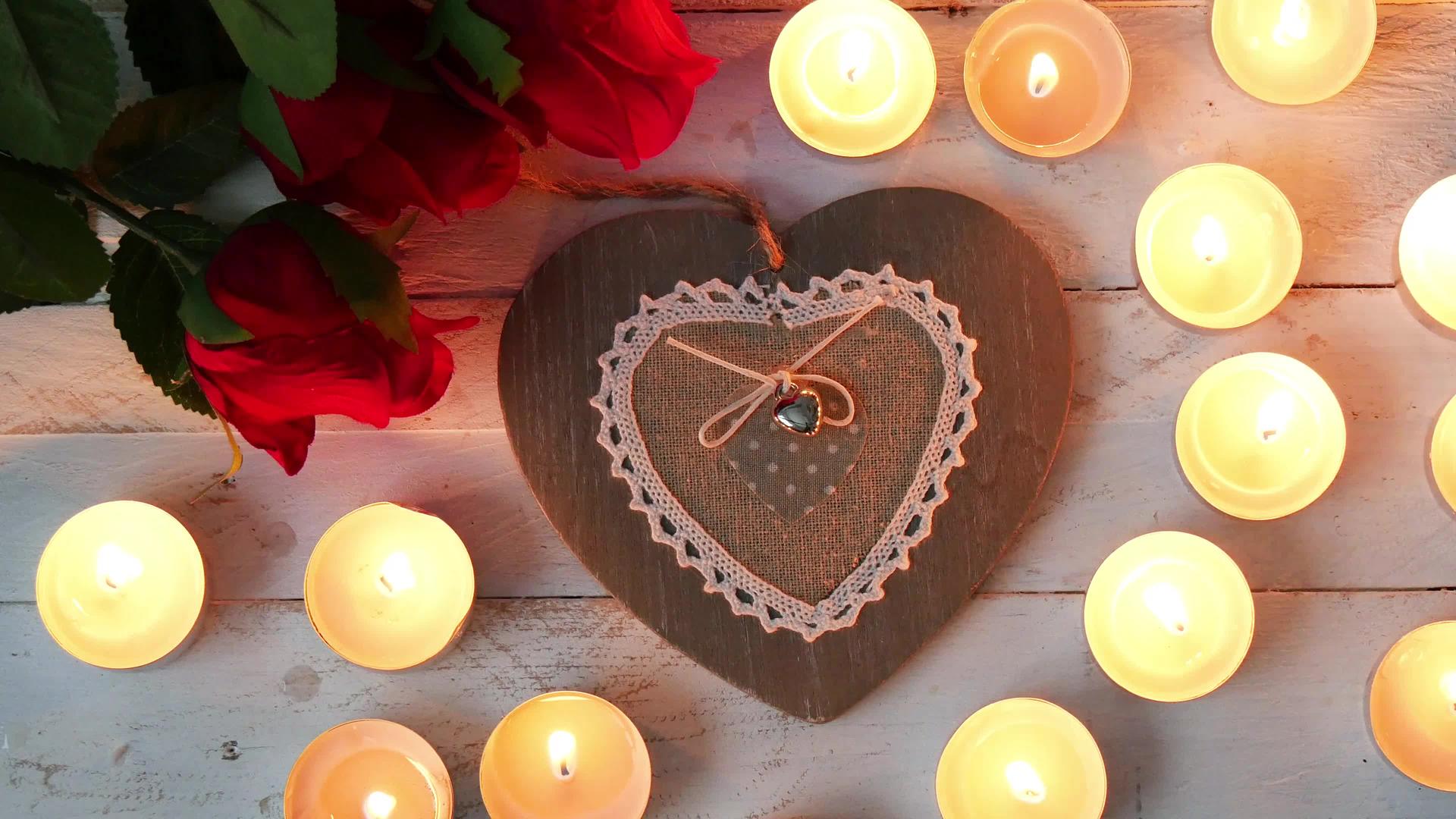 玫瑰和小蜡烛的浪漫概念视频的预览图