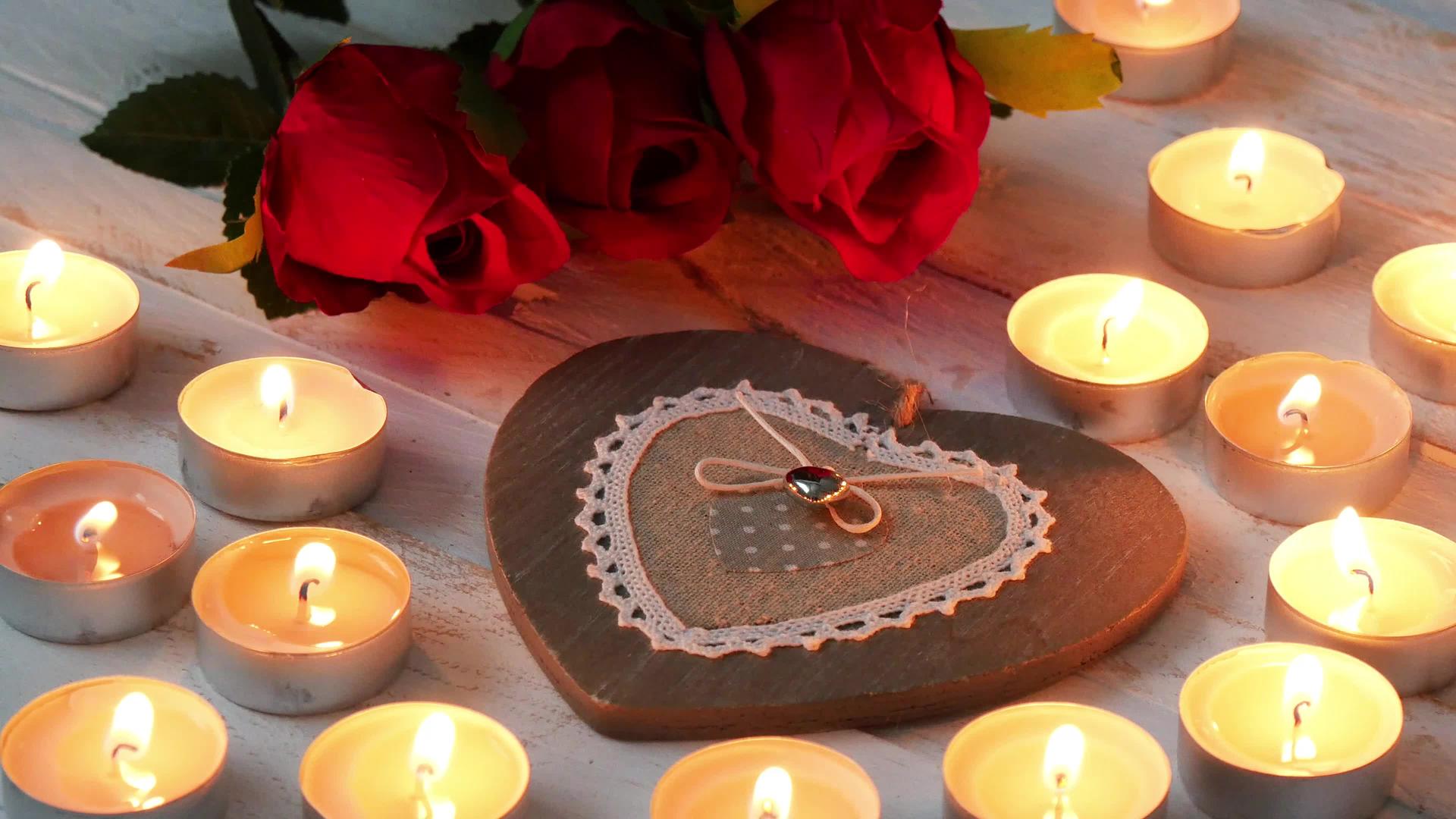 浪漫主义概念玫瑰和小蜡烛视频的预览图