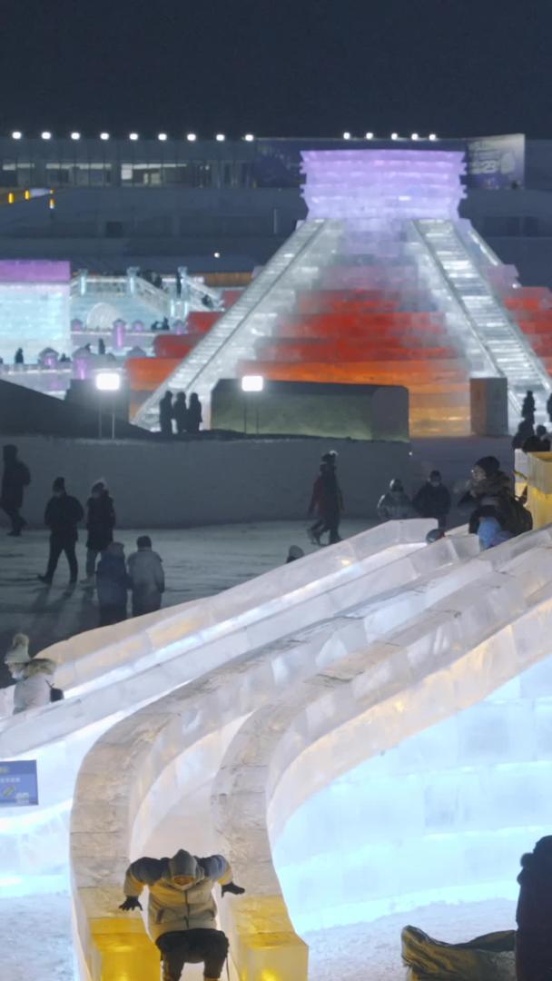 元宵节冰灯游玩滑梯冰雕冰雕视频的预览图