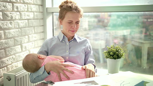 母亲和孩子睡在工作场所的母亲和孩子睡在工作场所视频的预览图