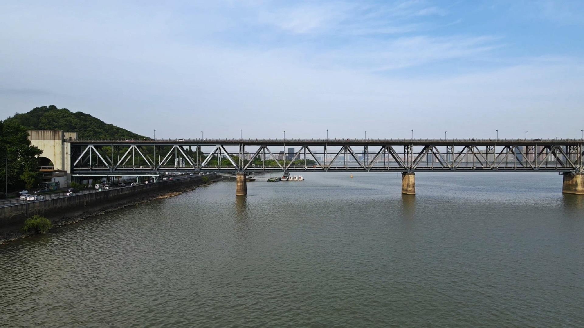 4K航拍杭州非遗钱江大桥钱塘江城市天际线视频的预览图