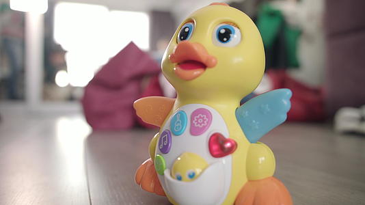 婴儿玩具鸭在地板上移动音乐玩具按钮和灯光闪烁视频的预览图