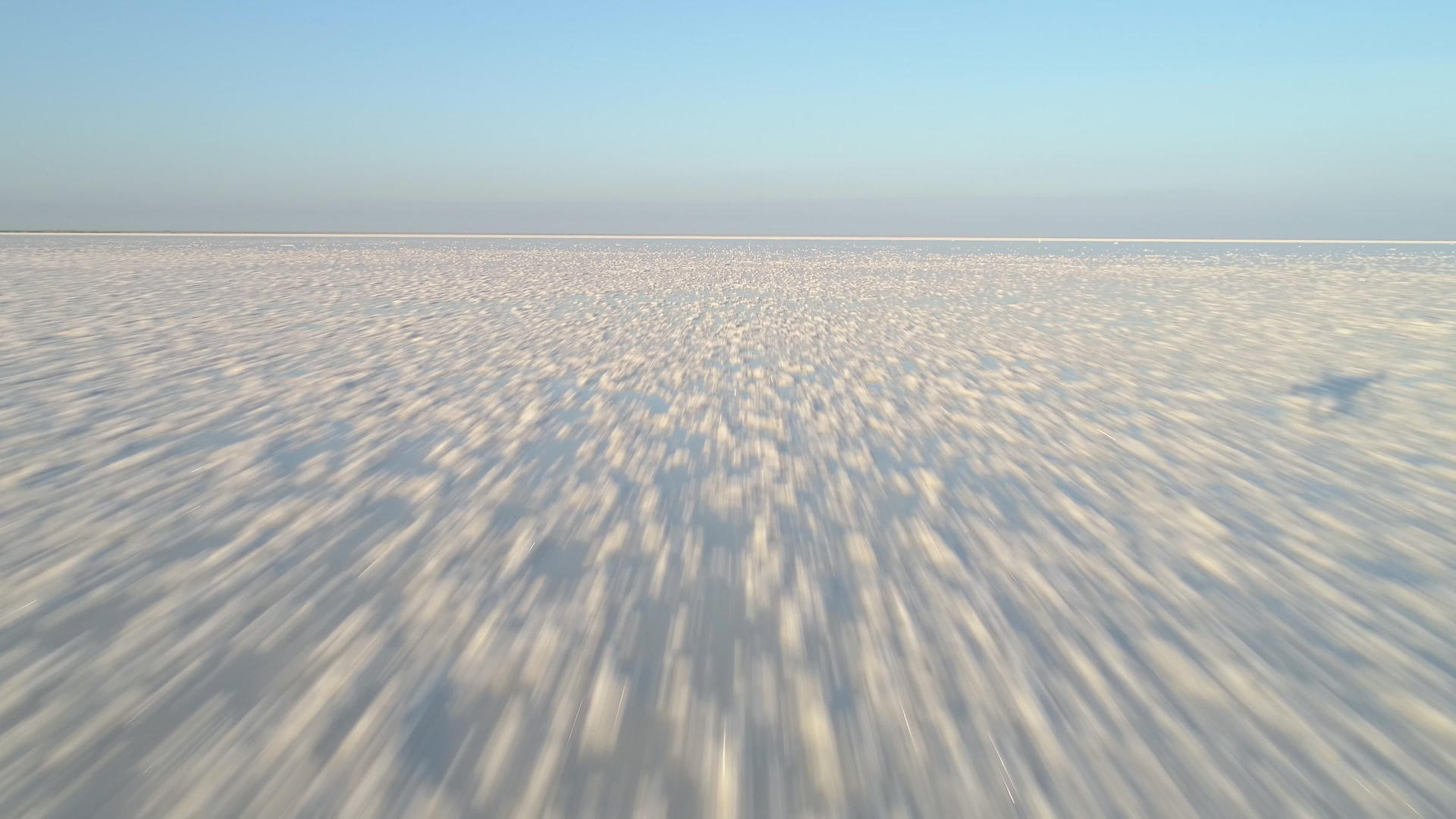低角度无人驾驶飞机在白盐湖上飞行沉积盐视频的预览图