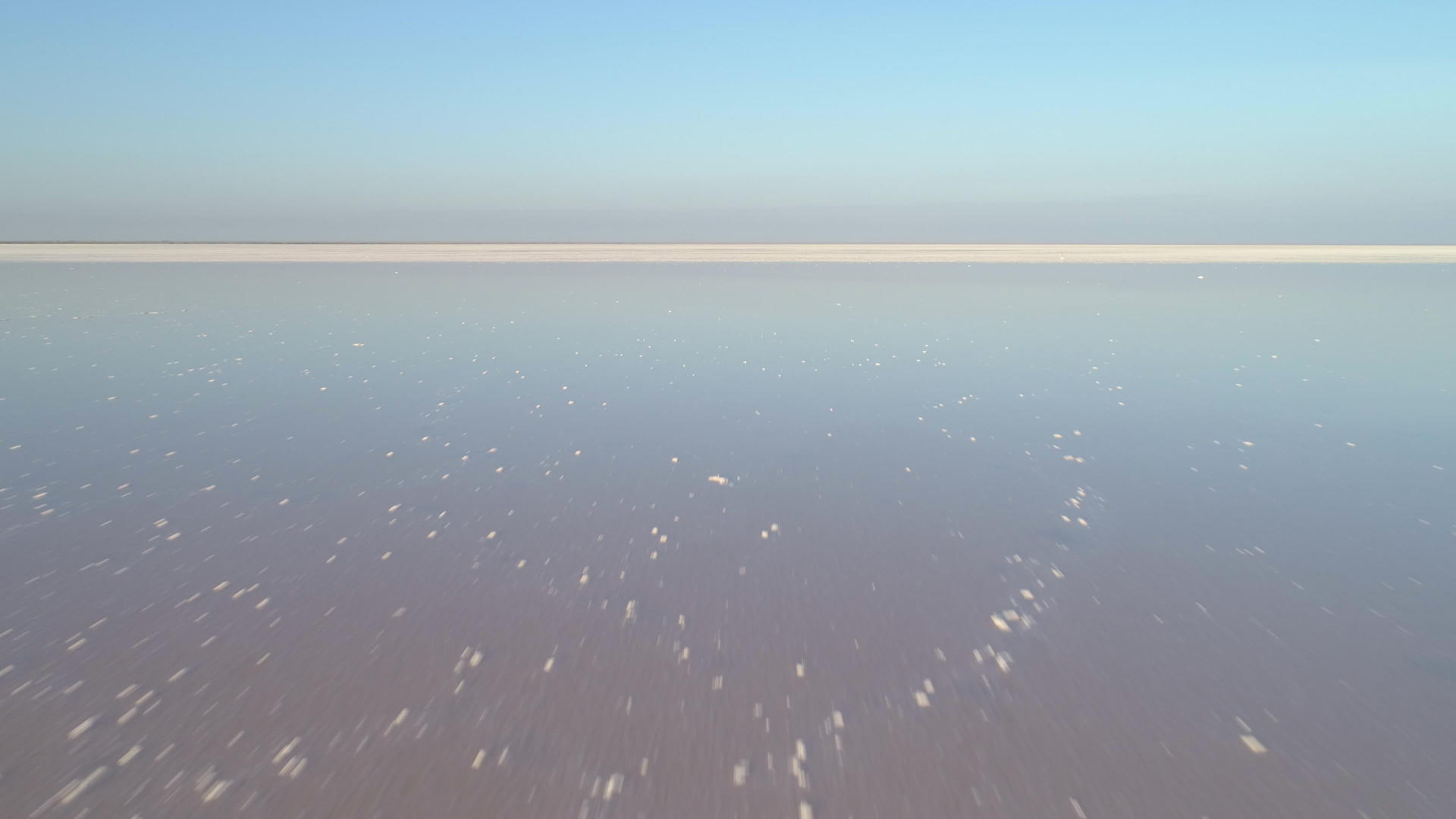低角度无人驾驶飞机在白盐湖上空快速飞行沉积了盐视频的预览图