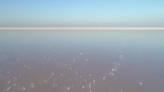 低角度无人驾驶飞机在白盐湖上空快速飞行沉积了盐视频的预览图
