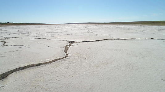 盐湖空气中含有白盐和裂缝视频的预览图