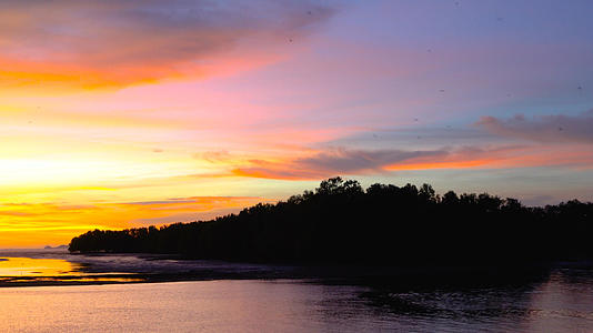 森林海岛夕阳晚霞延时4K光影变化视频的预览图