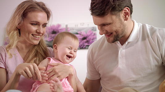 快乐的父母和宝宝玩着甜蜜家庭的肖像视频的预览图
