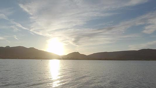 环礁湖上的日落景色视频的预览图