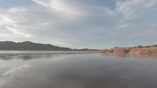 海边泻湖的日落景色视频的预览图
