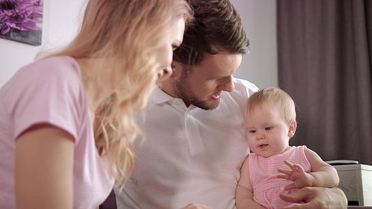 男女家庭在家庭休闲时间有孩子的幸福观念视频的预览图