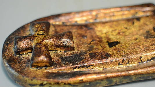 木制十字架在金色表面缝合视频的预览图