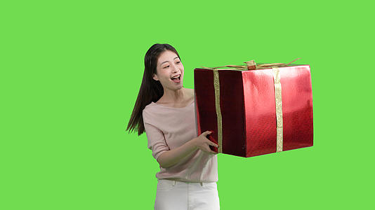 4k女生手拿大号礼物盒展示绿幕抠像视频视频的预览图