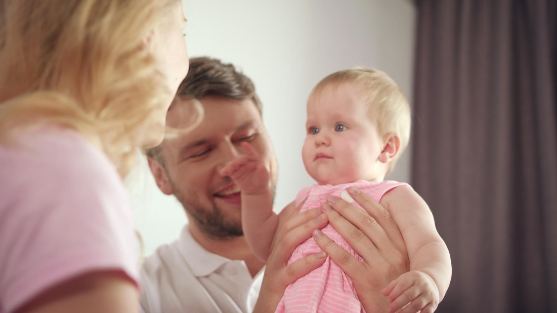 母亲为宝宝摇头幸福家庭视频的预览图
