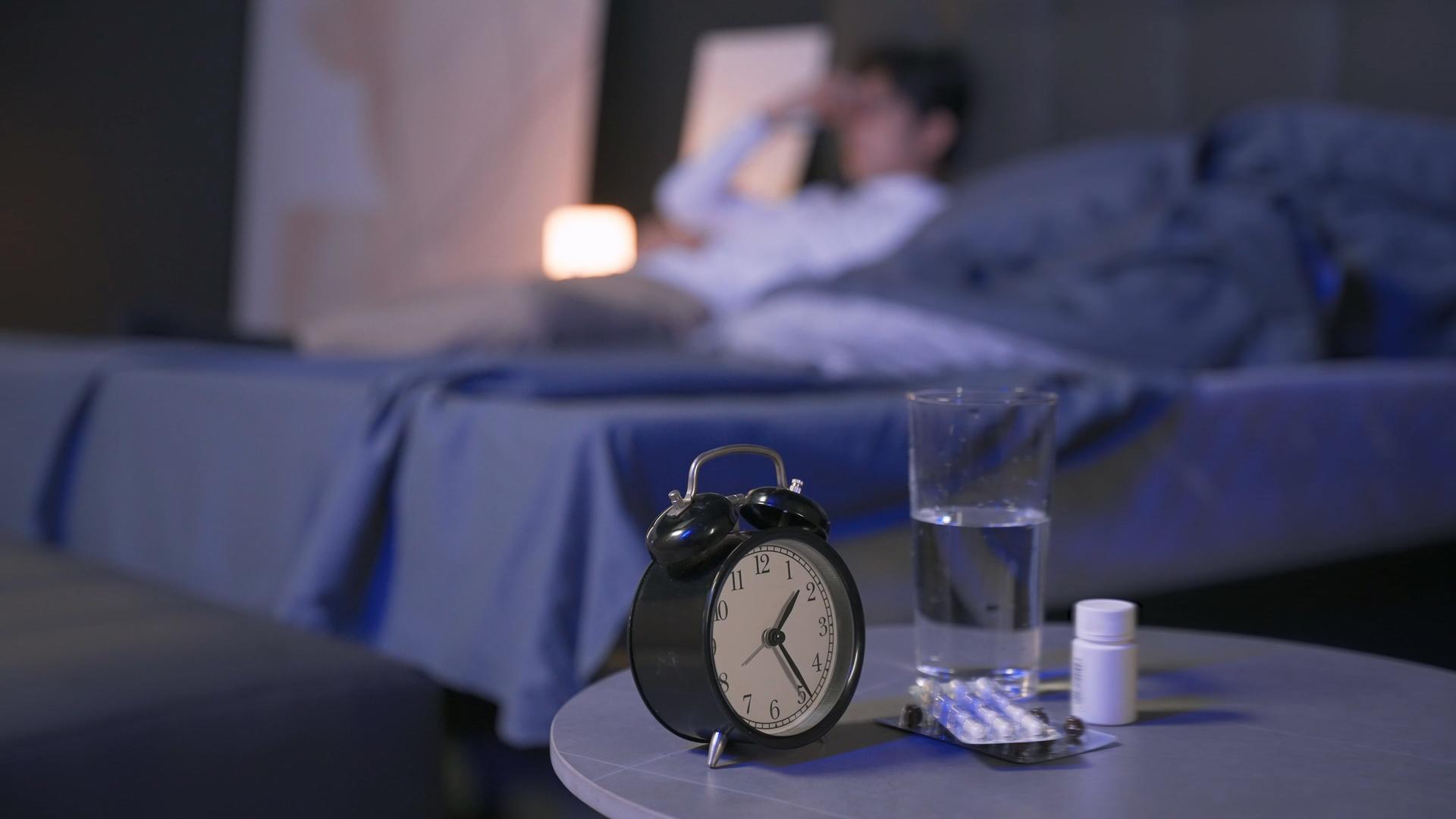 年轻男性失眠闹钟安眠药视频的预览图