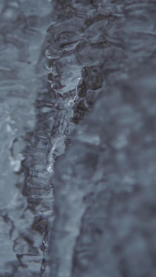 冰柱在雪地里视频的预览图