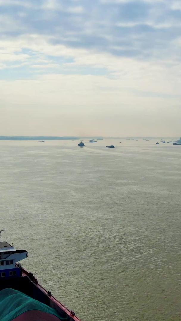 航拍船物流万里长江奔流不息视频的预览图