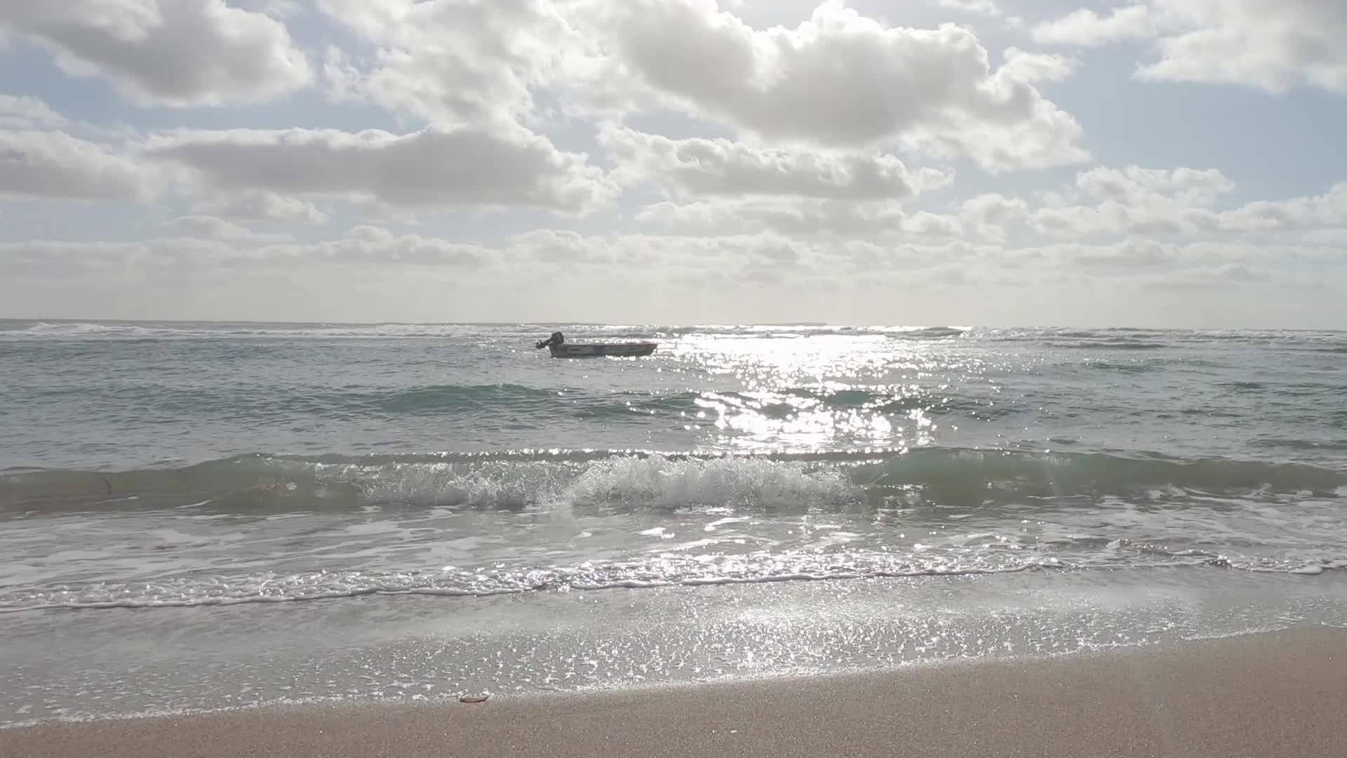 一艘孤立的船在海浪上缓慢移动视频的预览图