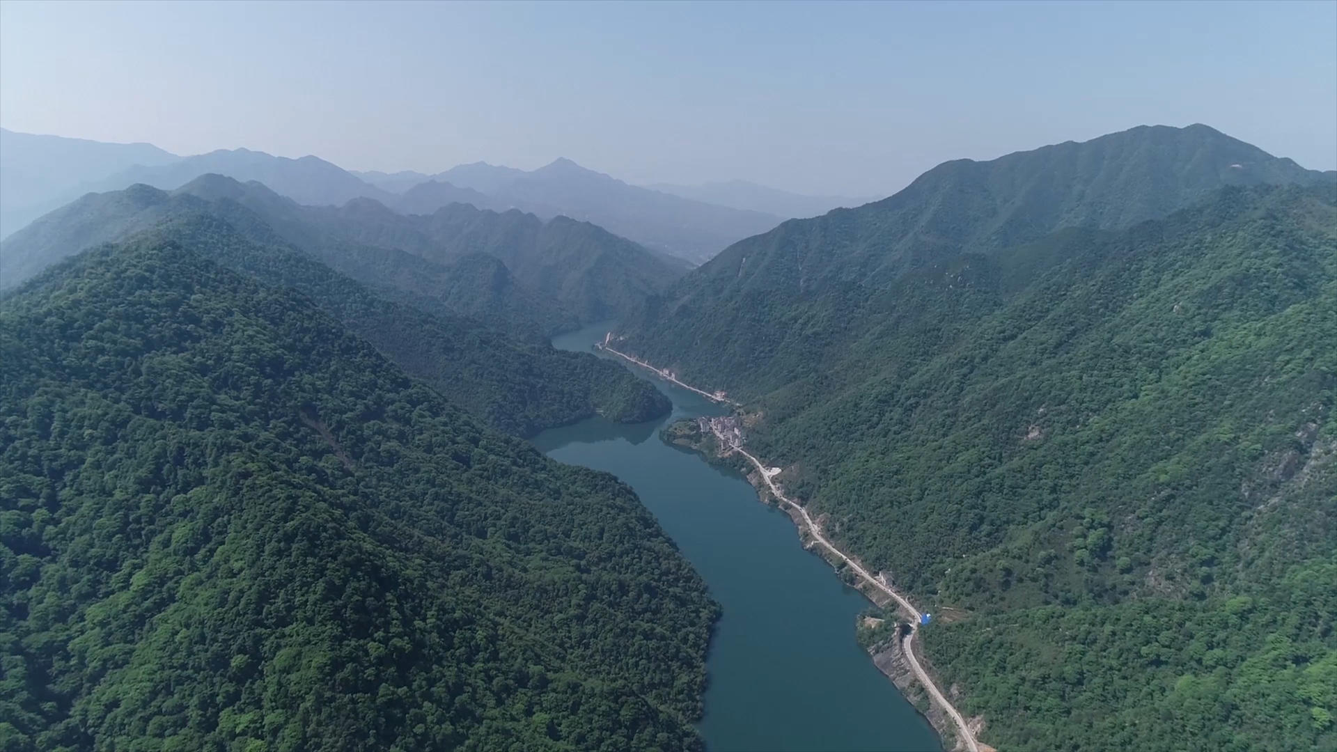 长江沿岸航拍视频的预览图