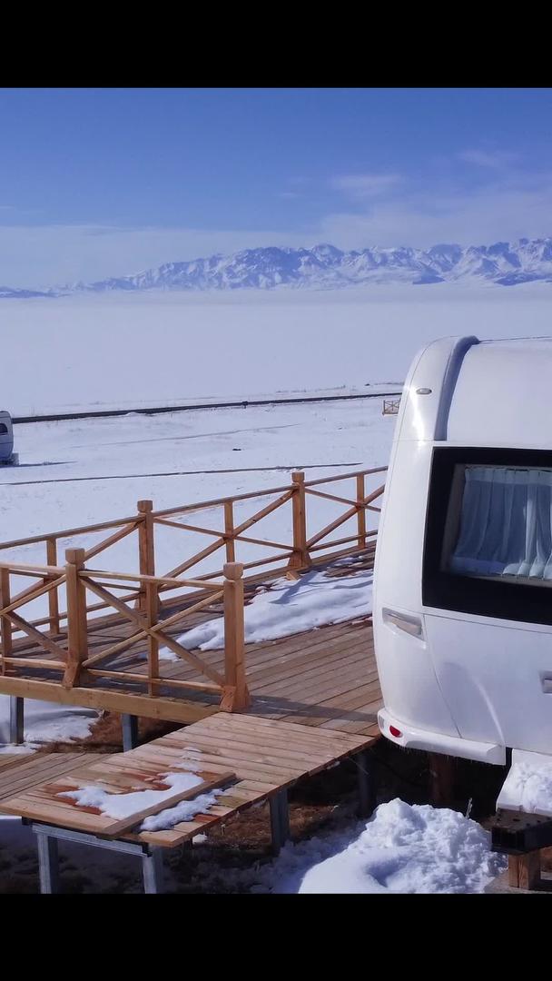 航空国道旁的雪地房车视频的预览图
