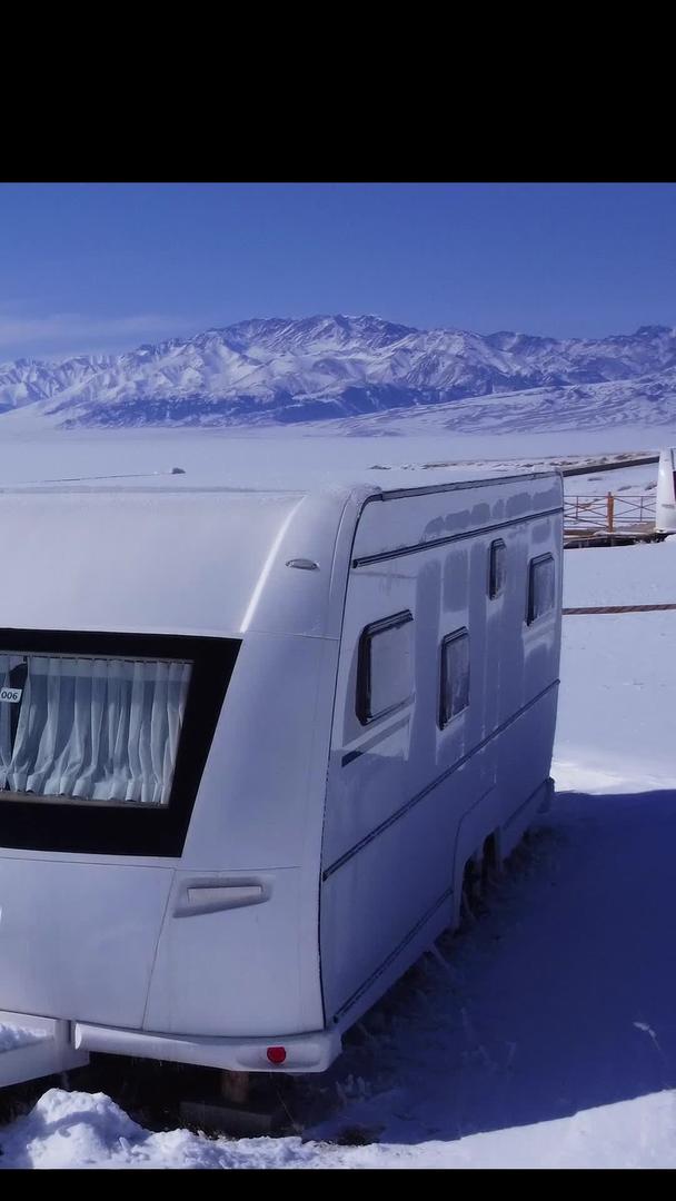 航空国道旁的雪地房车视频的预览图