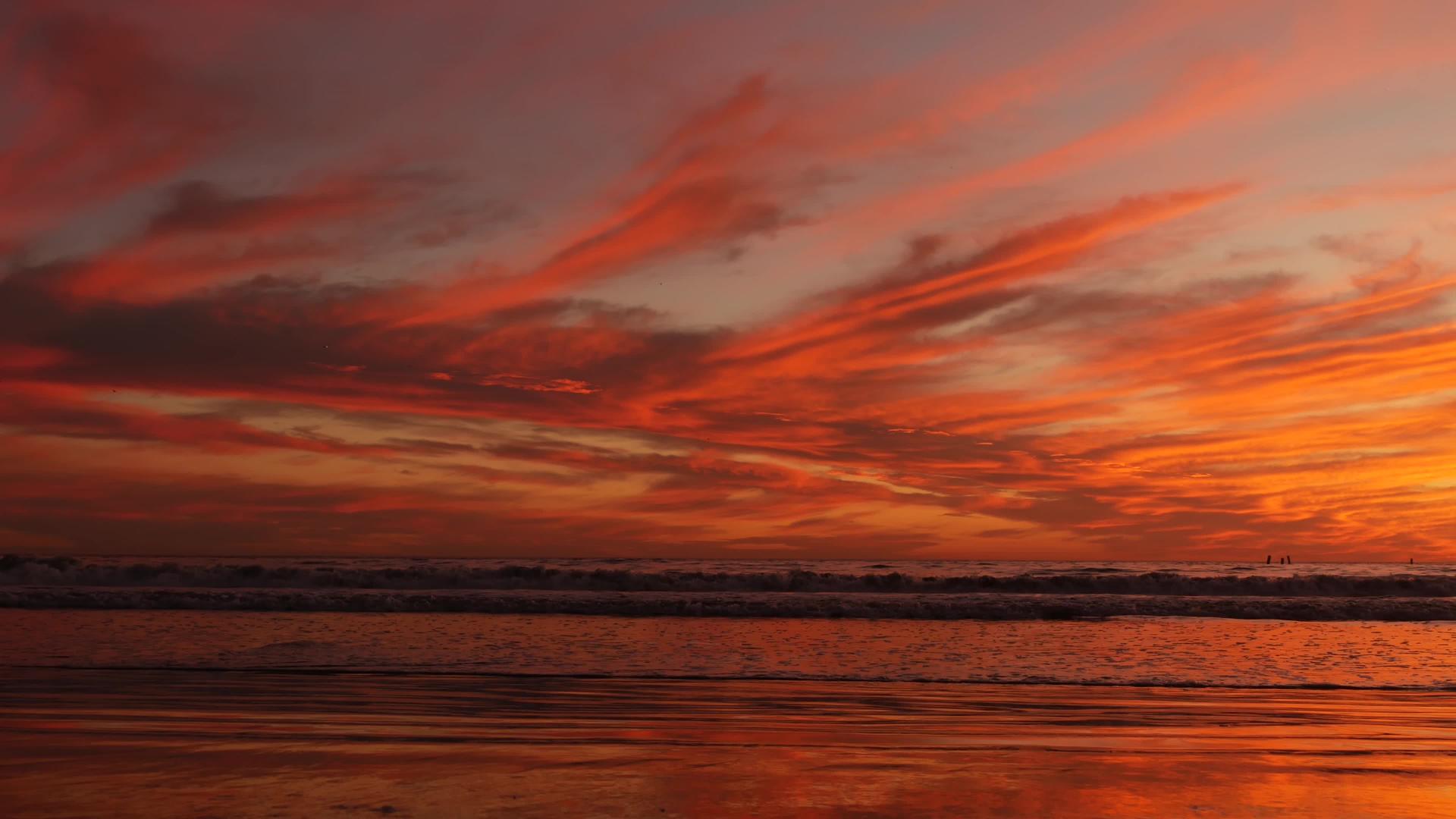 加州夏季海滩美学金色夕阳生动的戏剧性云彩视频的预览图