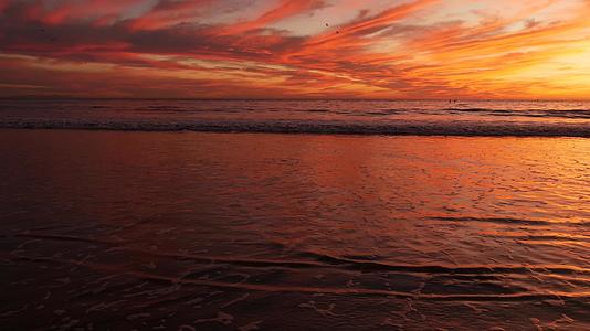 加州夏季海滩美学金色夕阳生动的戏剧性云彩视频的预览图