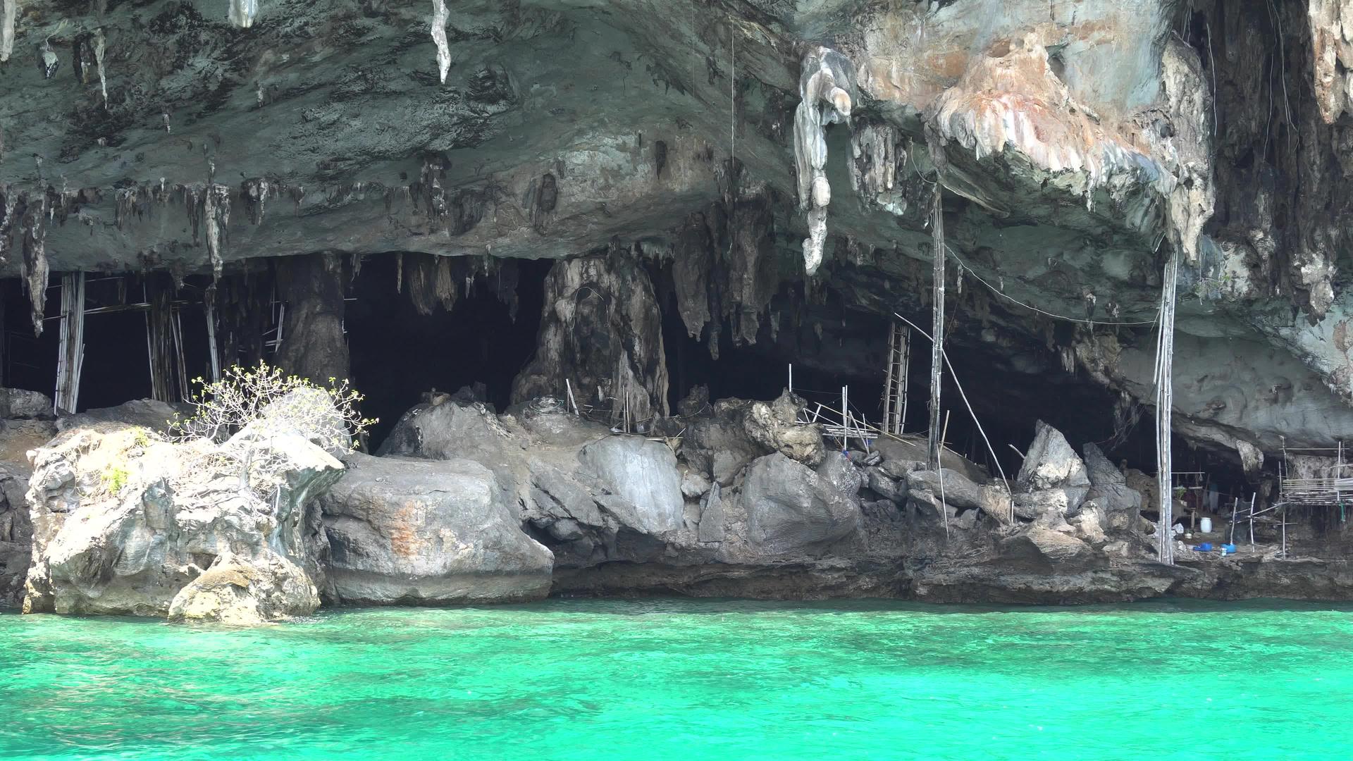 石膏挂在一个大洞穴上视频的预览图