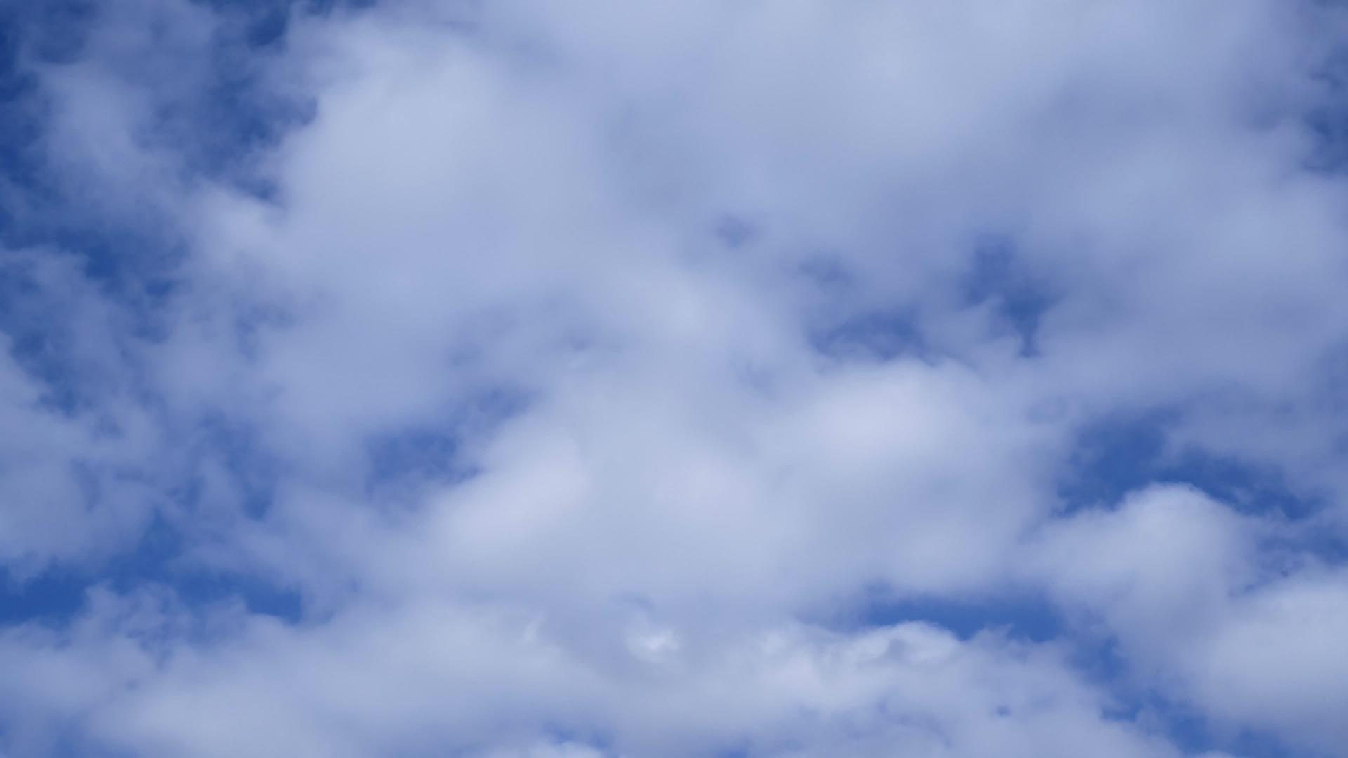 蓝蓝色的天空中白无缝地折叠着白色的云层视频的预览图