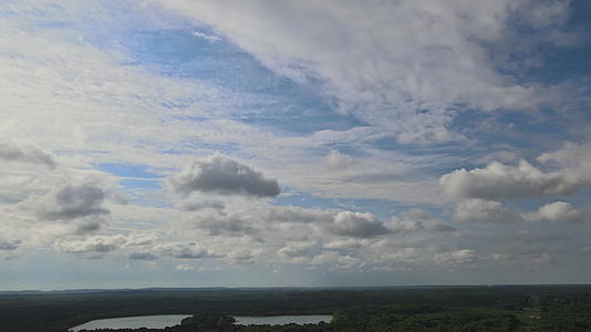 穿越云层的飞行通过移动云层时空消失以及下午的太阳天空视频的预览图
