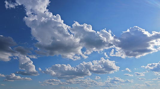 云浮在天空中云经常在清晨发光日出是明亮的视频的预览图