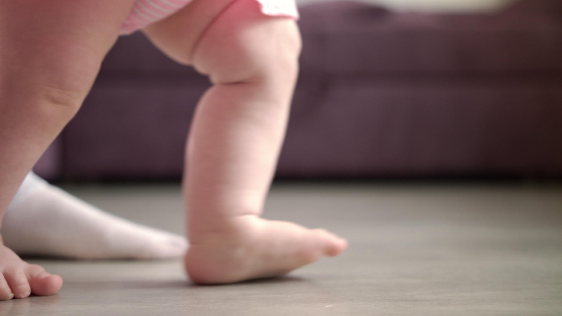 婴儿学习走路快乐的新生活概念小步视频的预览图