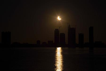 在阿拉伯湾上空观察到的日偏食时间的倒影视频的预览图