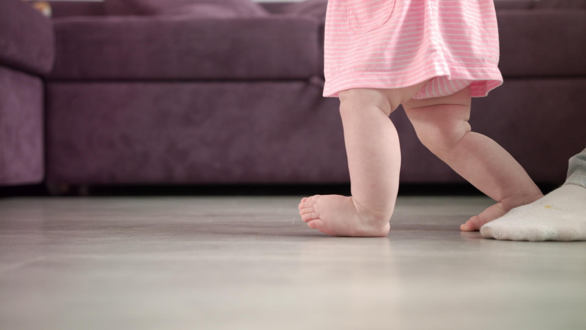 女婴正在迈出人生的第一步宝宝学会走小步视频的预览图