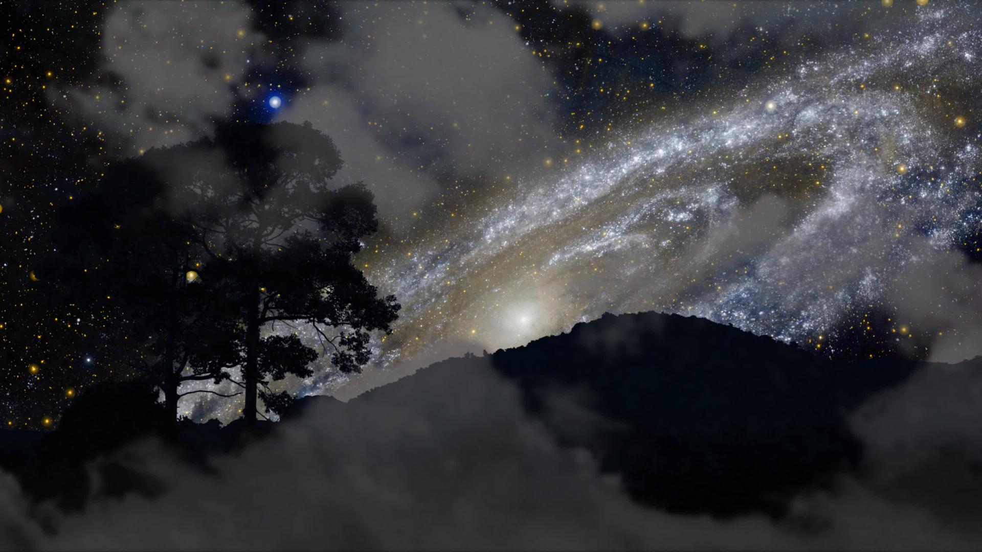 银河系向后移动月光山和树在夜空中有暗云视频的预览图