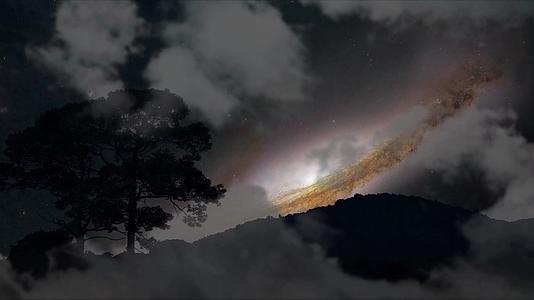 银河系的圆圈在夜空中延迟视频的预览图