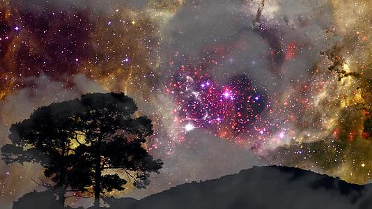 银河系的倾斜视图向后移动山和树在夜空中有乌云视频的预览图