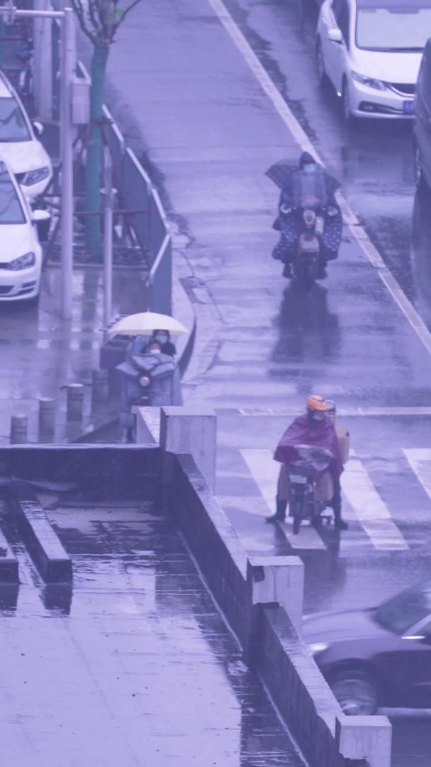 城市雨天交通道路人行横道路口街景素材视频的预览图