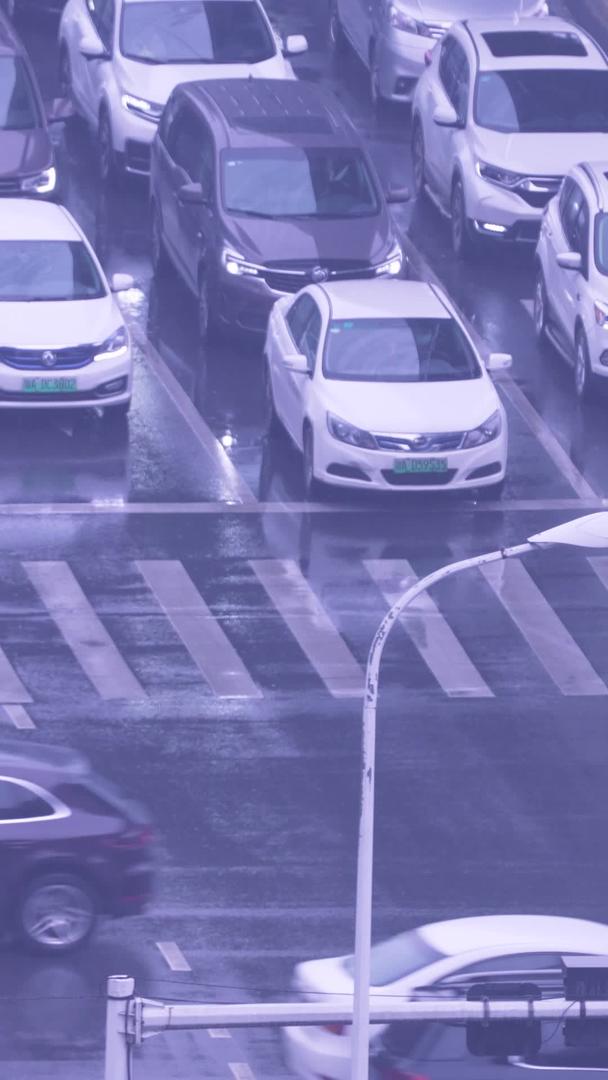 城市雨天交通道路人行横道路口街景素材视频的预览图