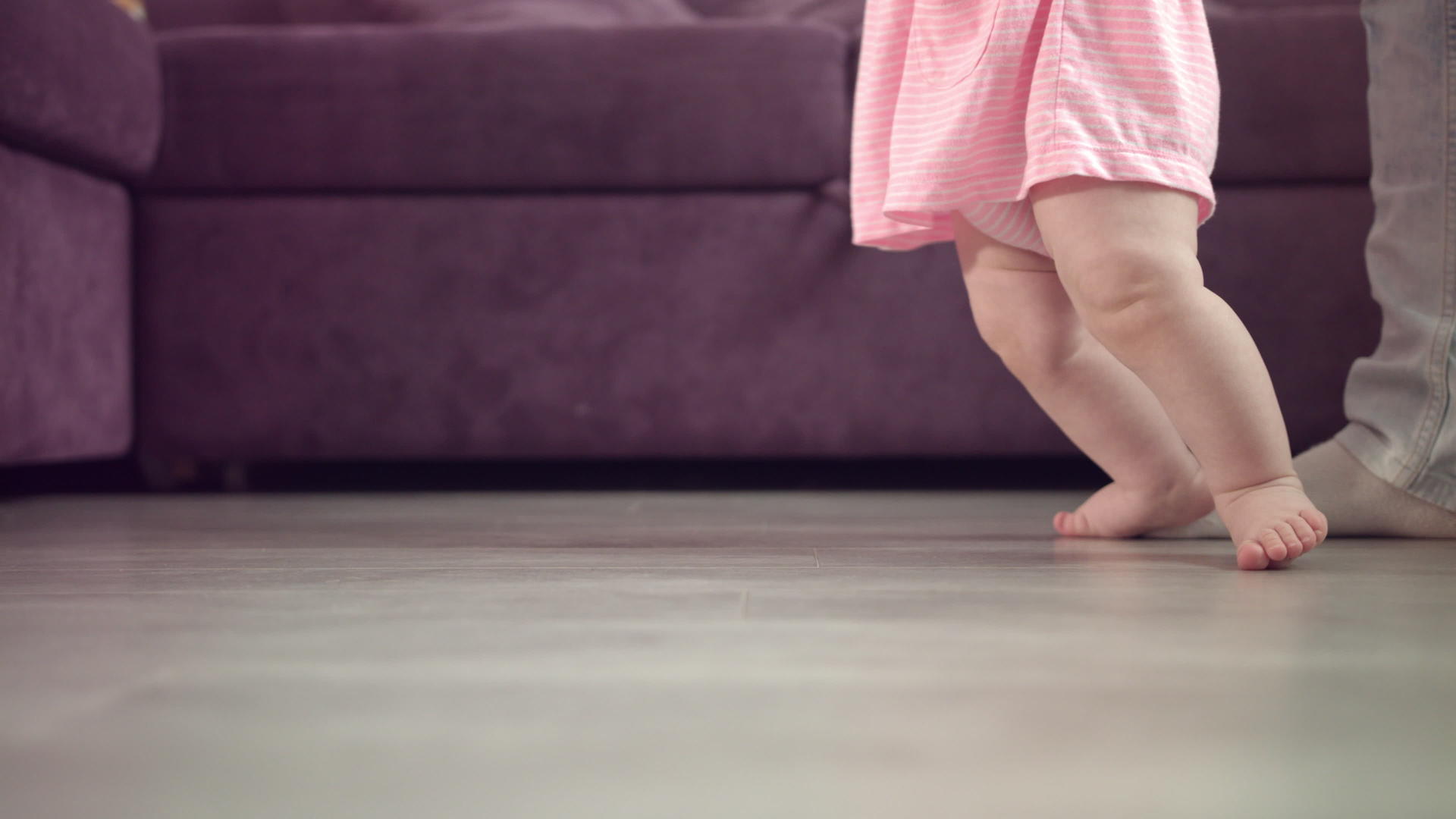 婴儿踏在地板上婴儿踏在家里视频的预览图