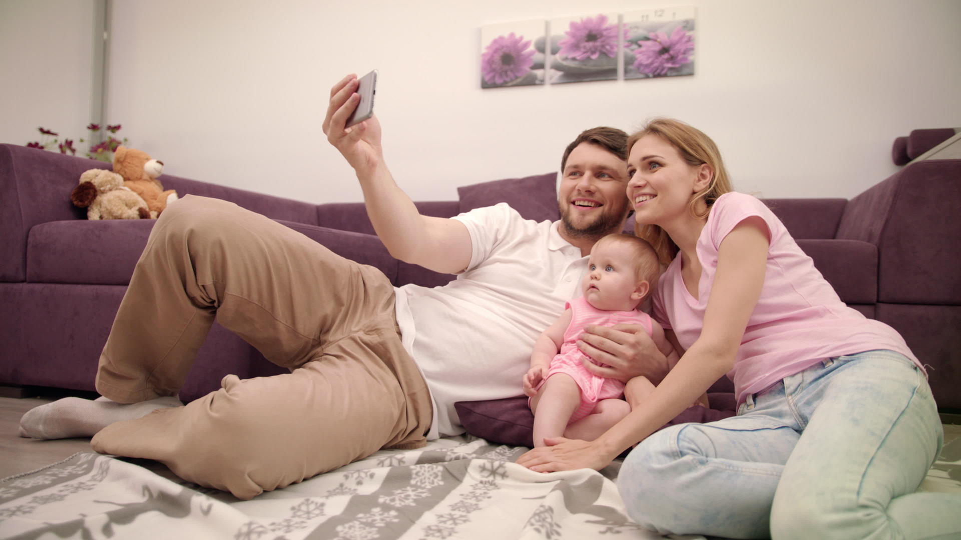 在家自拍的法庭快乐爸爸和妻子女儿一起拍照视频的预览图