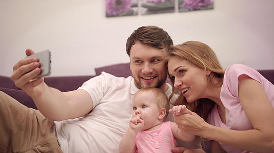 与幸福家庭一起拍照的家庭视频的预览图
