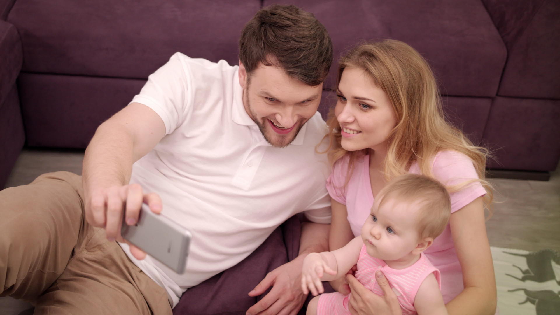 幸福家庭与小宝的自照团结家庭肖像视频的预览图