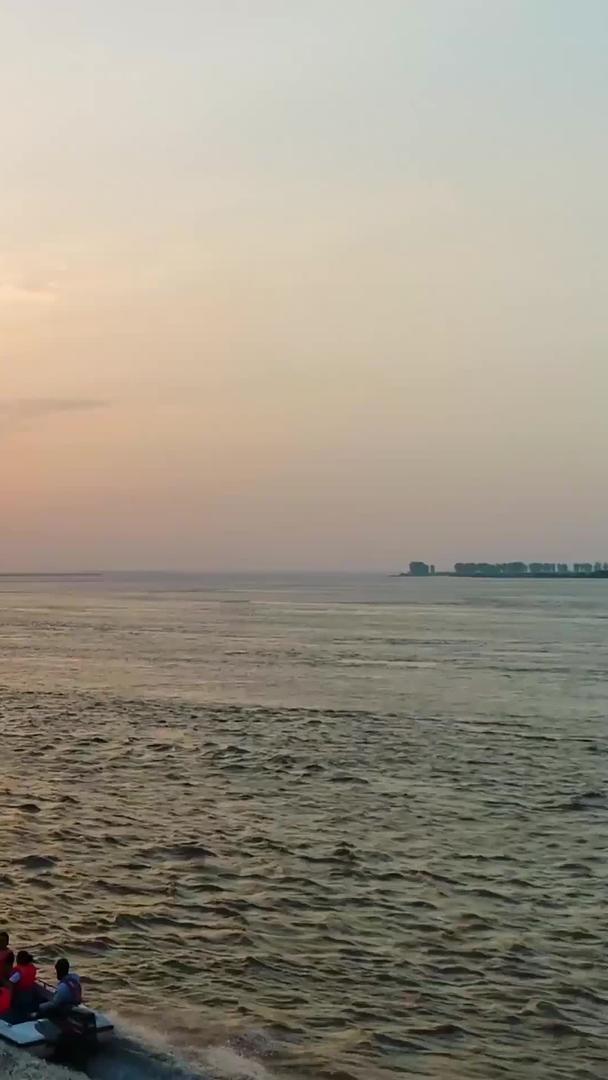 黄河日落游船航拍视频的预览图