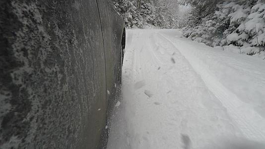 在雪地路上滑雪的摄像头上我看到汽车被卡住了视频的预览图