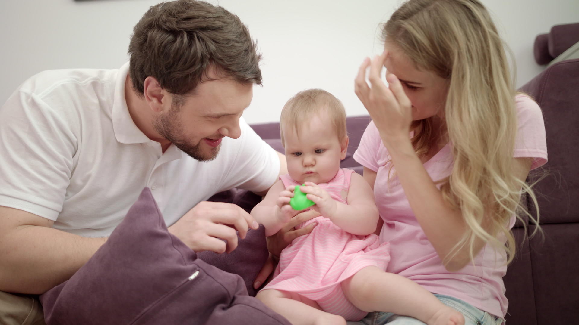 快乐家庭一起玩耍快乐家庭一起拥抱婴儿视频的预览图