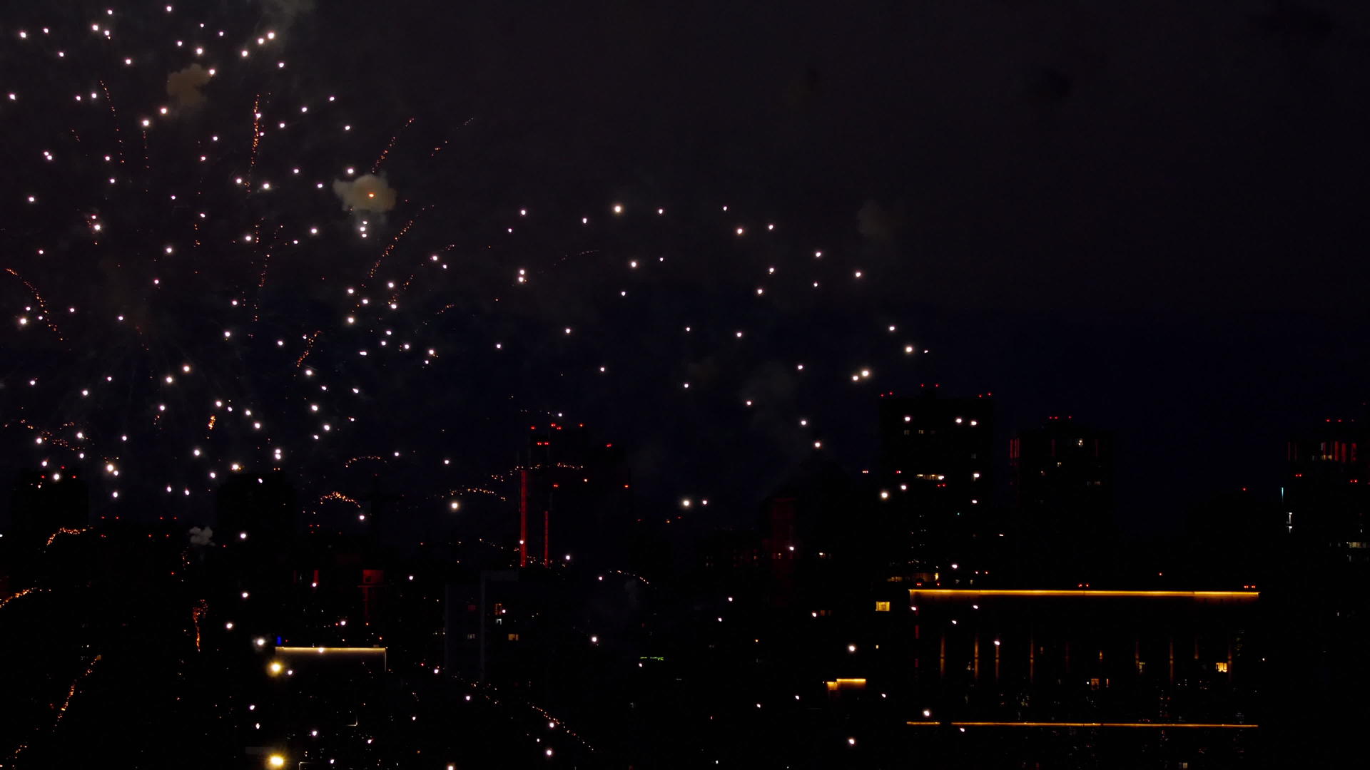 多彩的城市节日火花视频的预览图