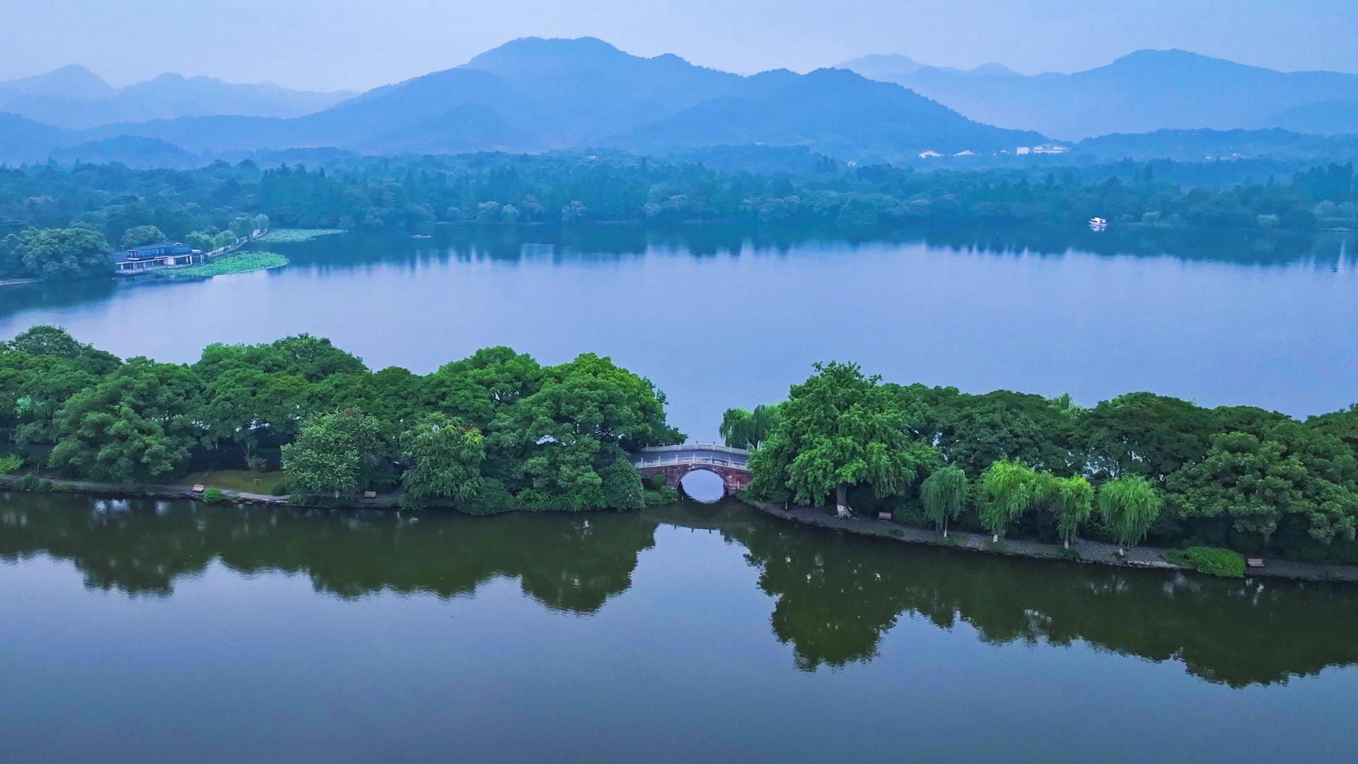 杭州西湖风景区4K航拍苏堤视频的预览图